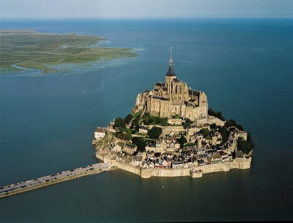 5. Lâu đài Mon St. Michel (Pháp) Lâu đài Mont Saint Michel nằm trên hòn đảo nhỏ ở phía Tây Bắc nước Pháp. Không xa hoa, tráng lệ như những lâu đài khác nhưng Mont Saint Michel lại hấp dẫn hàng triệu du khách bởi vẻ kỳ bí và độc đáo. Khi chưa được tu sửa, cách duy nhất để đến được lâu đài này là con đường đất hiện lên mỗi khi thủy triều xuống. Mont Saint Michel được xây dựng từ năm 709 và được Unesco công nhận là di sản thế giới vào năm 1979.